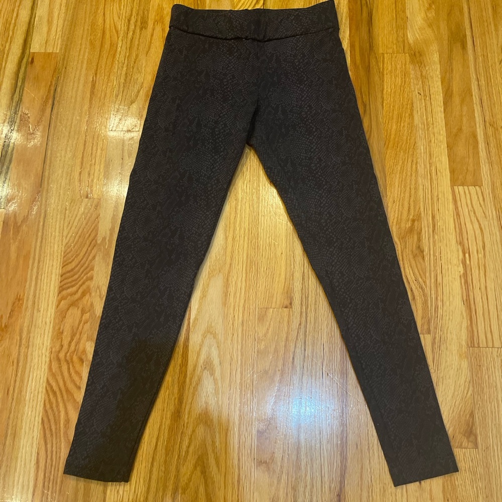 💜 5 for $25 or 3 for $18 Matty M. Reptile pattern leggings
